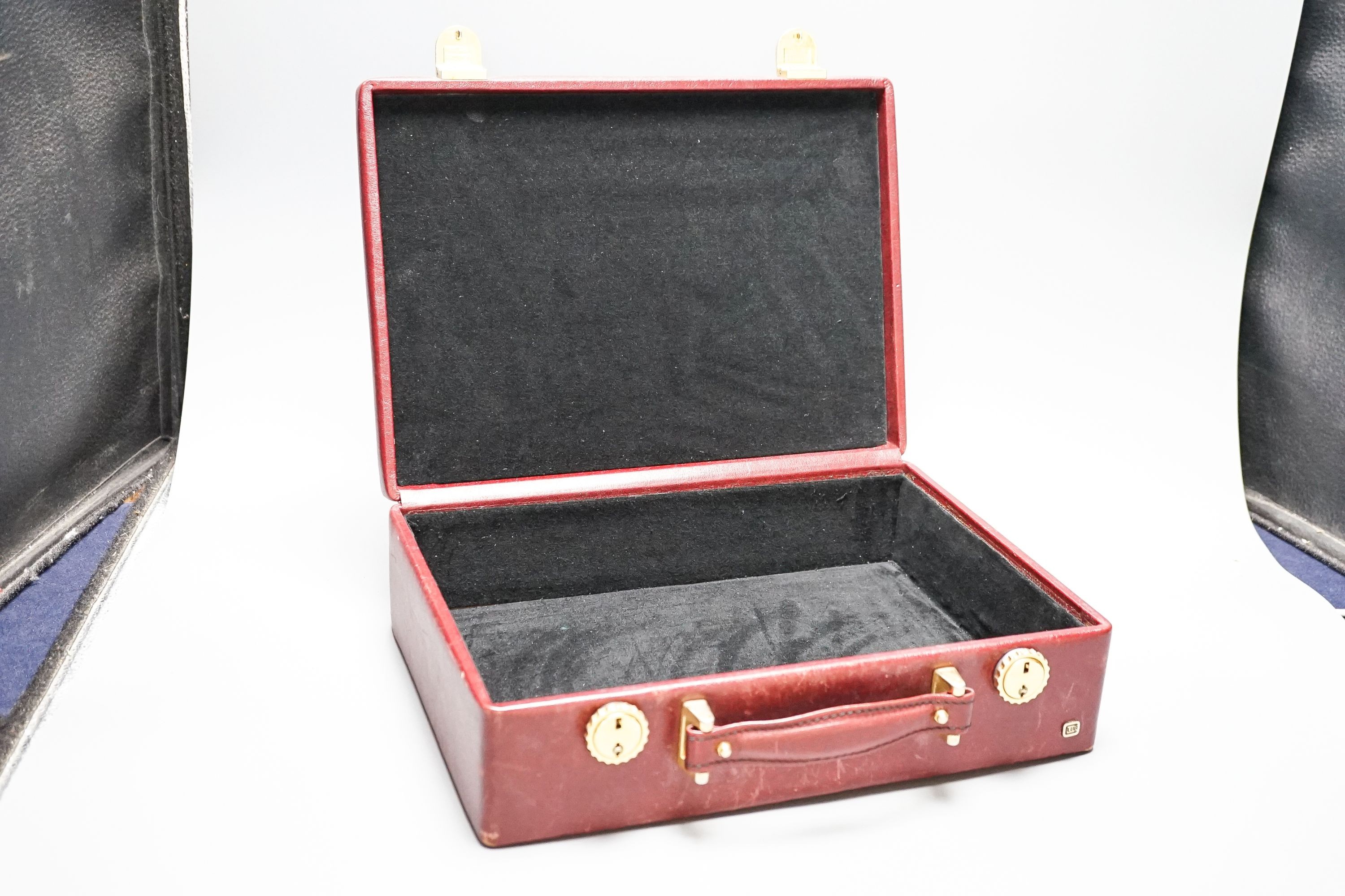 A leatherette brief case, 32 x 23 x 9cm